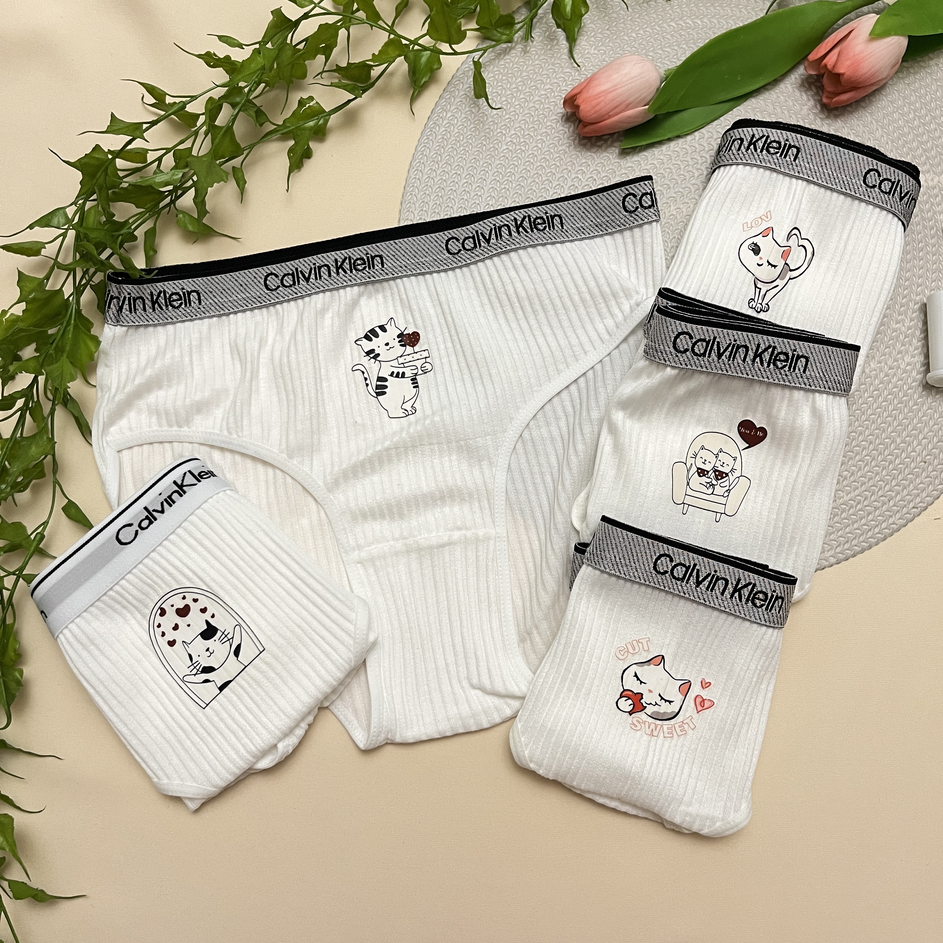 شورت زنانه کبریتی طرح پیشی شیری رنگ / Free size