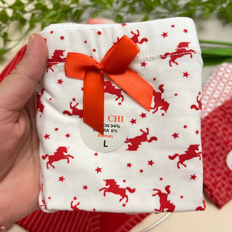 شورت زنانه فانتزی وارداتی با تم قرمز از برند معروف و باکیفیت چی چی Chi Chi / سایز L-XL-XXL-XXXL