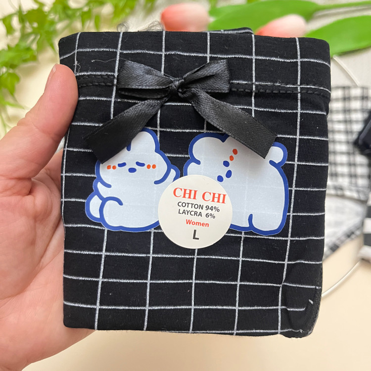 شورت زنانه فانتزی وارداتی با تم مشکی از برند معروف و باکیفیت چی چی Chi Chi / سایز L-XL-XXL-XXXL