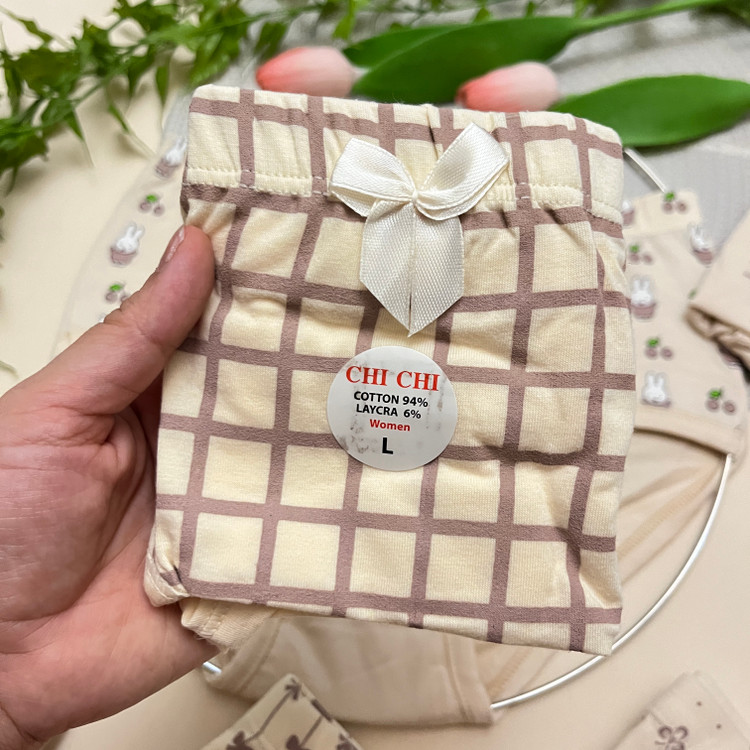 شورت زنانه فانتزی وارداتی با تم کرم از برند معروف و باکیفیت چی چی Chi Chi / سایز L-XL-XXL-XXXL