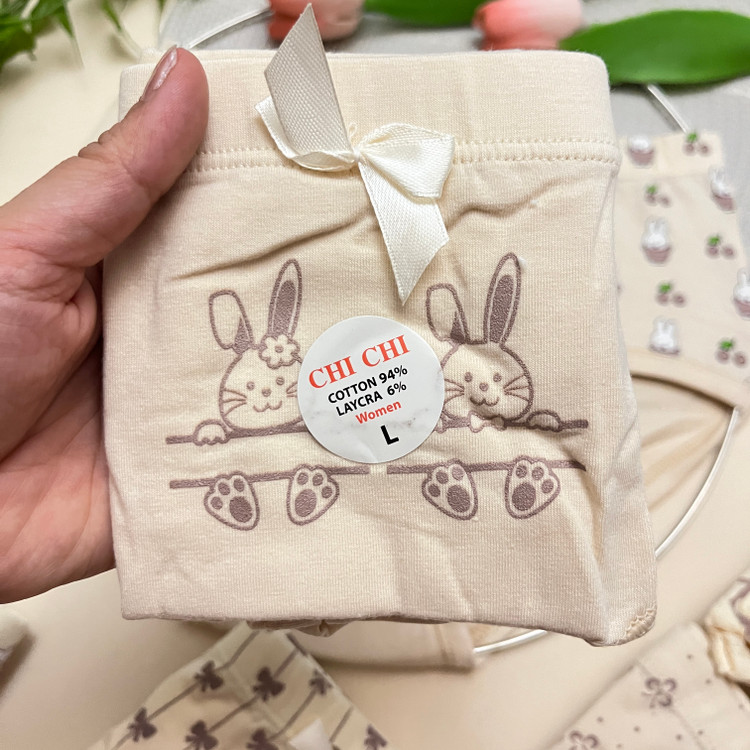 شورت زنانه فانتزی وارداتی با تم کرم از برند معروف و باکیفیت چی چی Chi Chi / سایز L-XL-XXL-XXXL