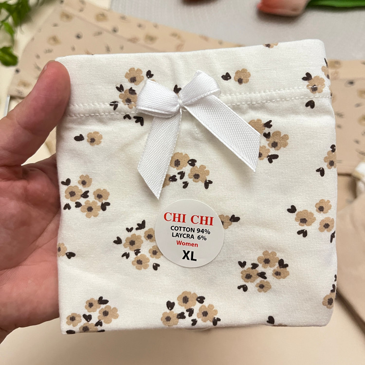 شورت زنانه فانتزی وارداتی با تم کرم از برند معروف و باکیفیت چی چی Chi Chi / سایز XL-XXL