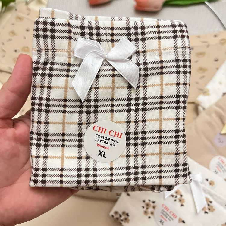 شورت زنانه فانتزی وارداتی با تم کرم از برند معروف و باکیفیت چی چی Chi Chi / سایز XL-XXL