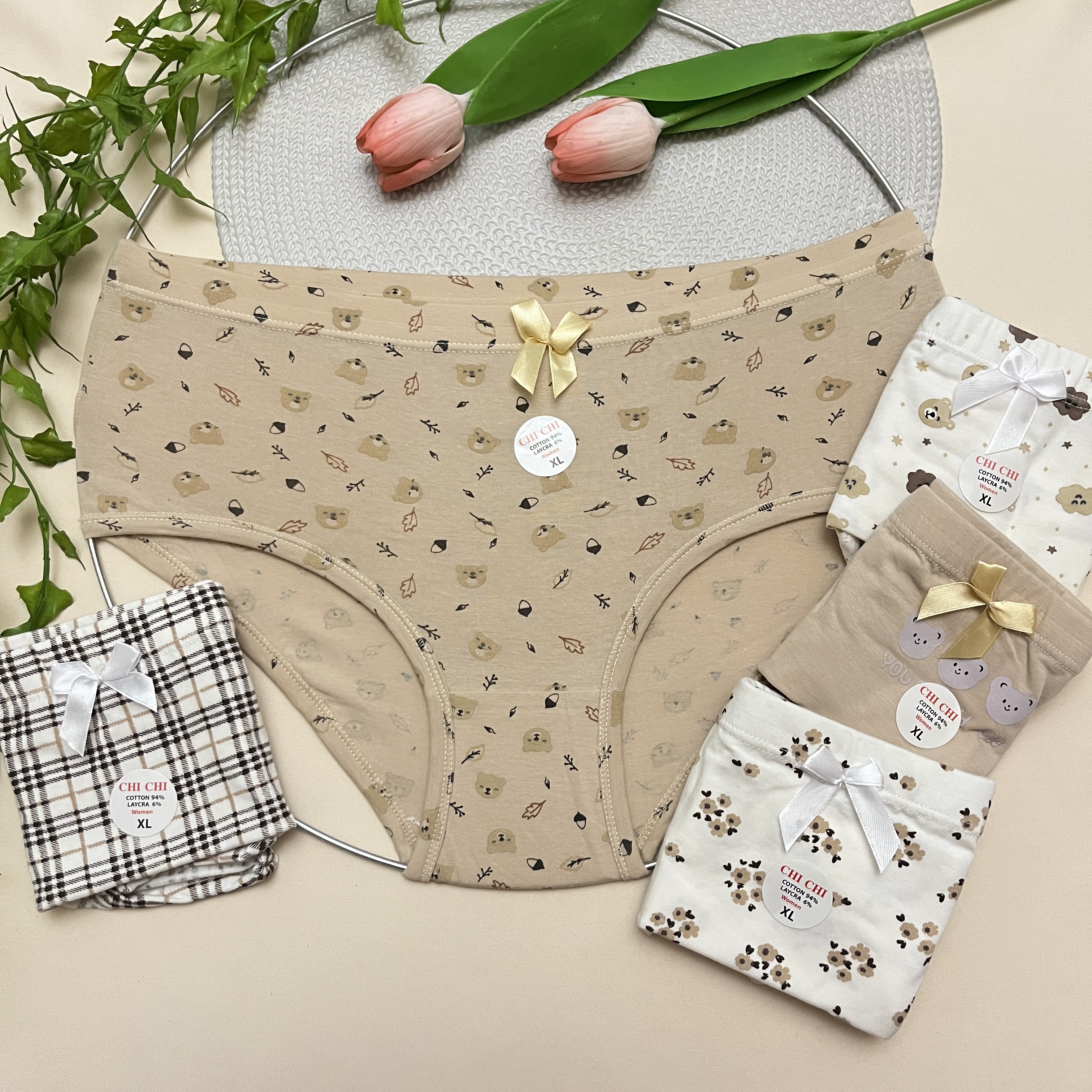 شورت زنانه فانتزی وارداتی با تم کرم  از برند معروف و باکیفیت چی چی Chi Chi / سایز XL-XXL