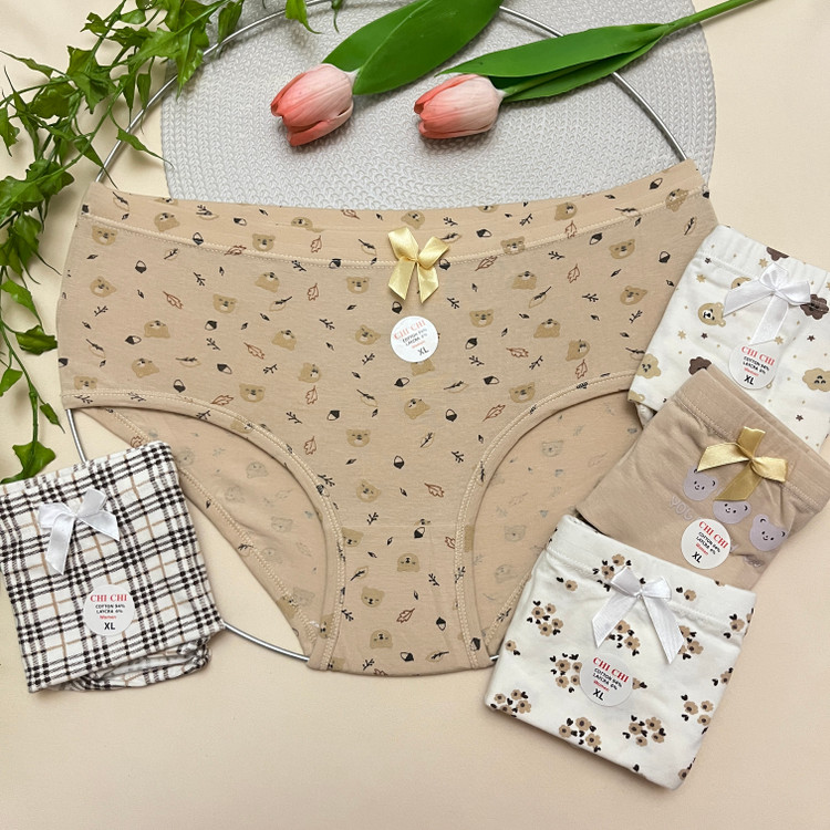 شورت زنانه فانتزی وارداتی با تم کرم از برند معروف و باکیفیت چی چی Chi Chi / سایز XL-XXL
