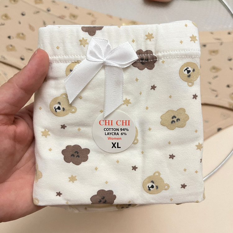 شورت زنانه فانتزی وارداتی با تم کرم از برند معروف و باکیفیت چی چی Chi Chi / سایز XL-XXL
