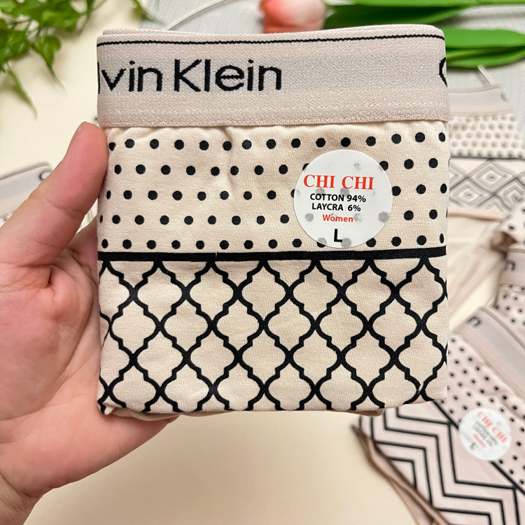 شورت زنانه فانتزی وارداتی کش کلوین با تم کرم از برند معروف و باکیفیت چی چی Chi Chi / سایز L-XXXL