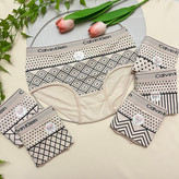 شورت زنانه فانتزی وارداتی کش کلوین با تم کرم از برند معروف و باکیفیت چی چی Chi Chi / سایز L-XXXL