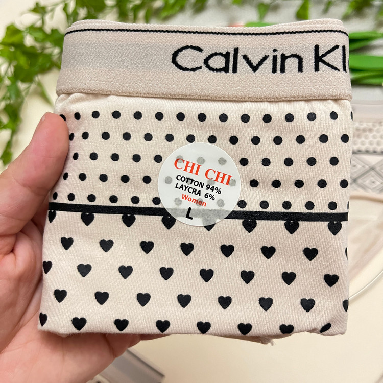 شورت زنانه فانتزی وارداتی کش کلوین با تم کرم از برند معروف و باکیفیت چی چی Chi Chi / سایز L-XXXL